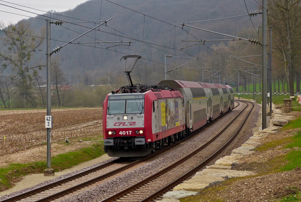 . 4017 is heading the IR 3735 Troisvierges - Luxembourg City between Colmar-Berg and Cruchten on March 16th, 2014.