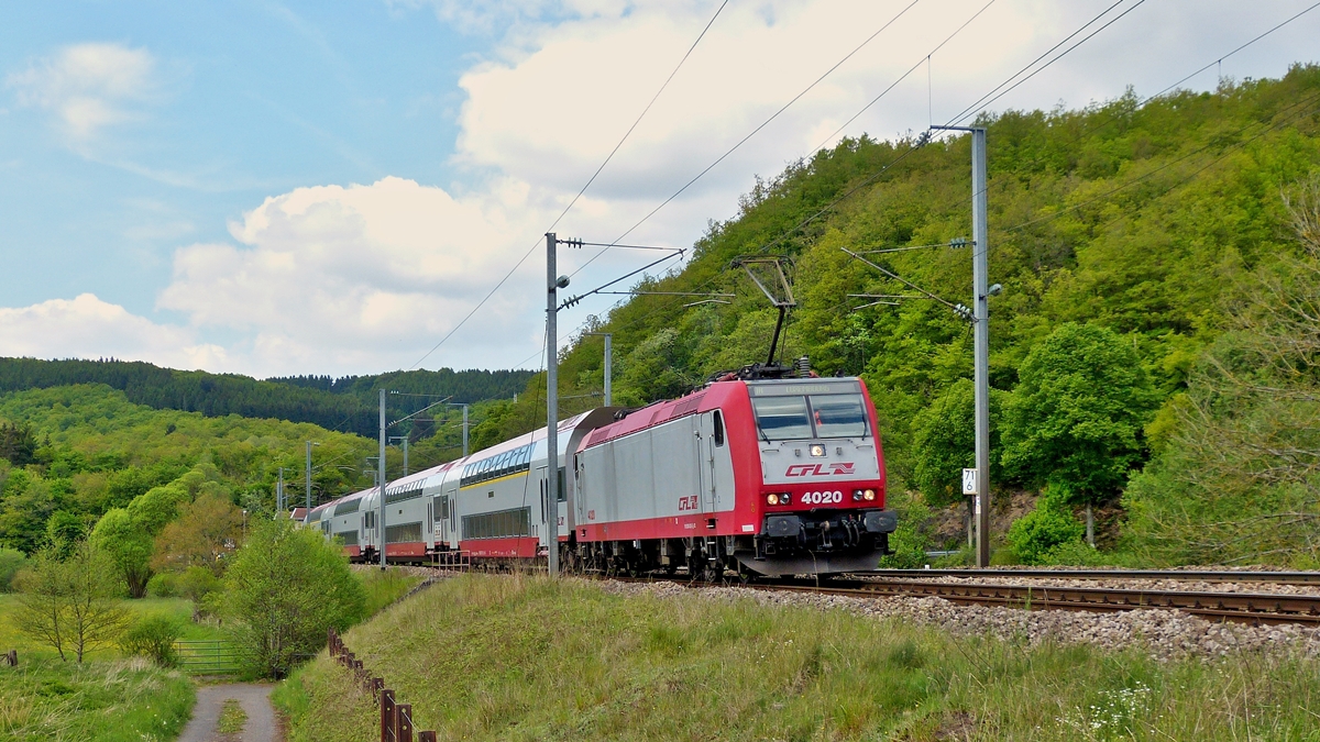 . 4020 is hauling the IR 3739 Troisvierges - Luxembourg City through Drauffelt on May 18th, 2014.