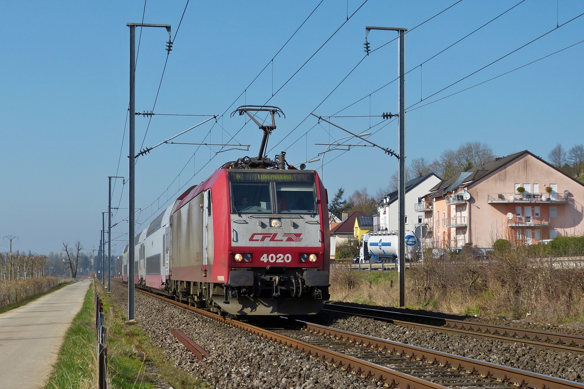 . 4020 is heading the IR 3739 Troisvierges - Luxembourg City in Rollingen/Mersch on March 11th, 2014.