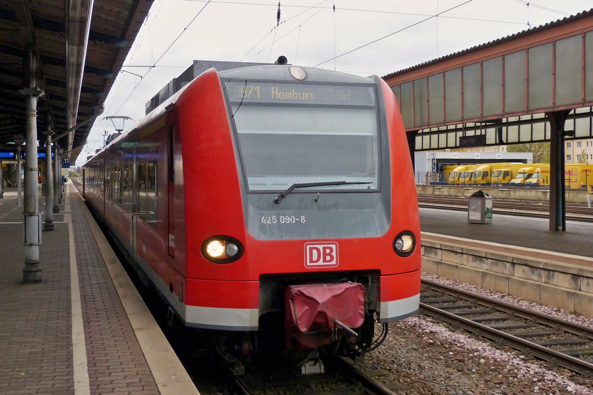 . 425 090-8 as RB 71 to Homburg (Saar) Hbf photogaphed in Trier main station on November 3rd, 2014.