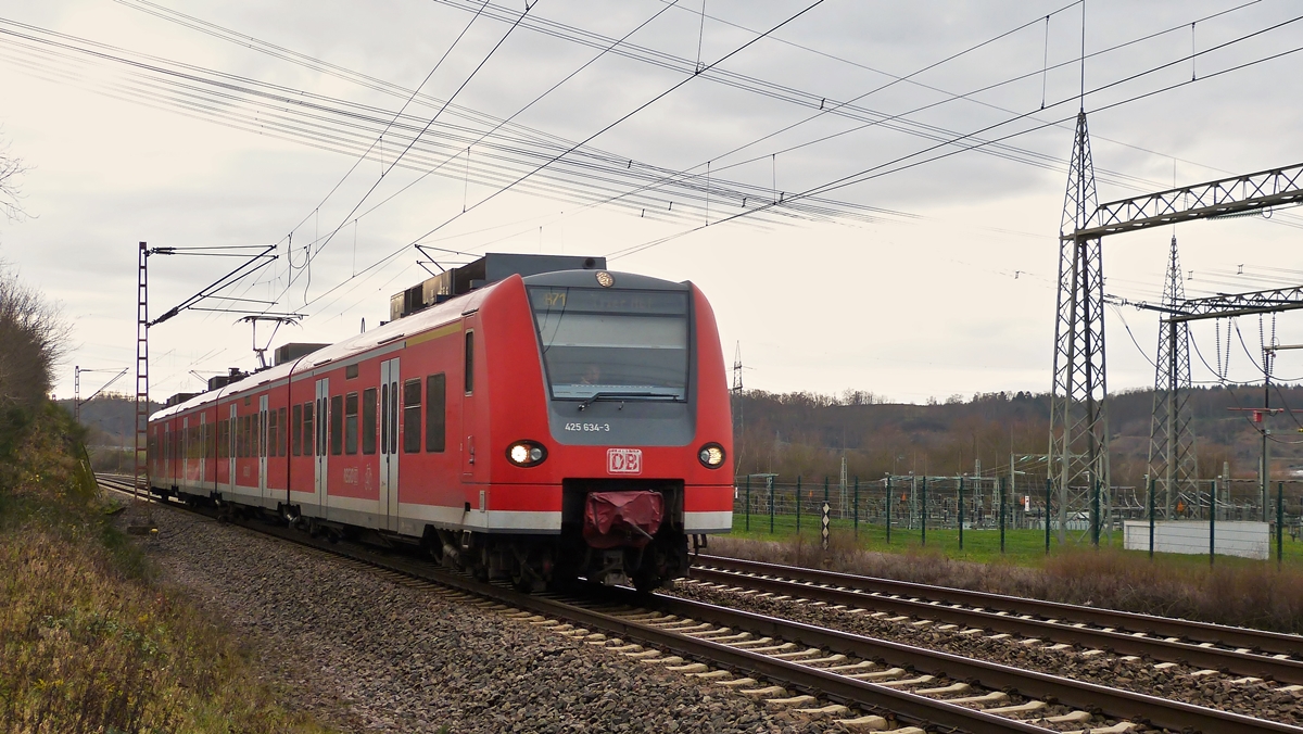 . 425 634-3 as RB 71 to Trier main station photographed near Ensdorf on December 20th, 2014.