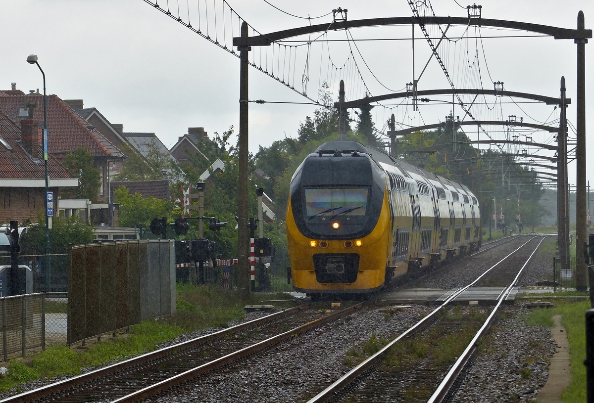 . A NS VIRM Regiorunner is arriving in Zevenbergen on September 4th, 2015.