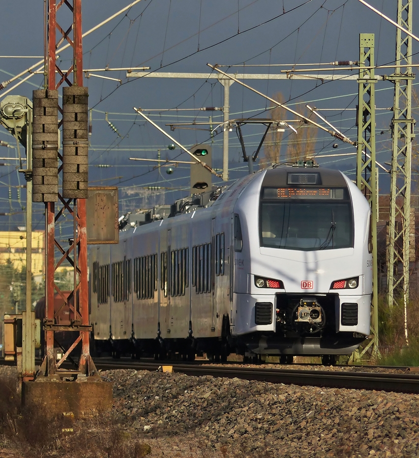 . A RE 1 (Mosel-Saar-Express) Saarbrcken - Koblenz is running through Ensdorf on December 20th, 2014.