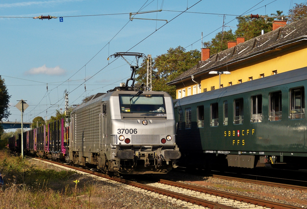 . Akiem BB 37006 is hauling a freight train through the station of Perl on October 19th, 2014.