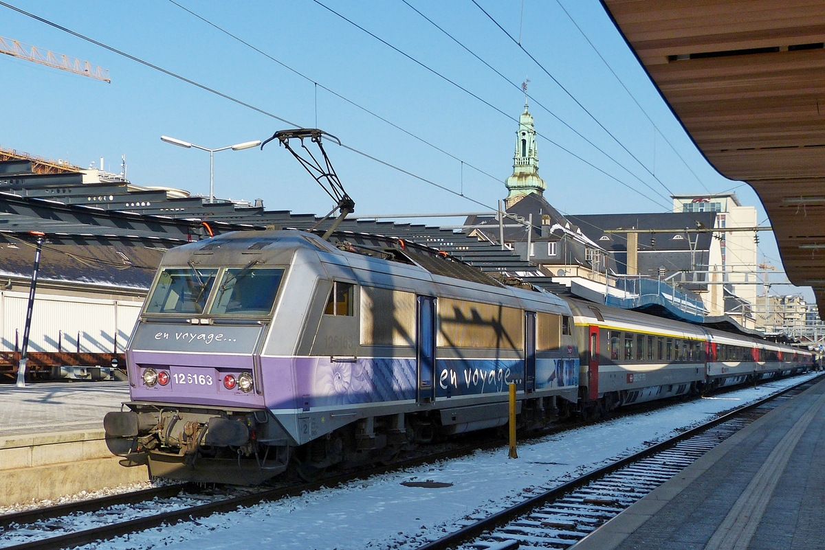 . BB 26163 is hauling the EC 91  Vauban  Bruxelles Midi - Basel out of the station of Luxembourg City on February 1st, 2013.