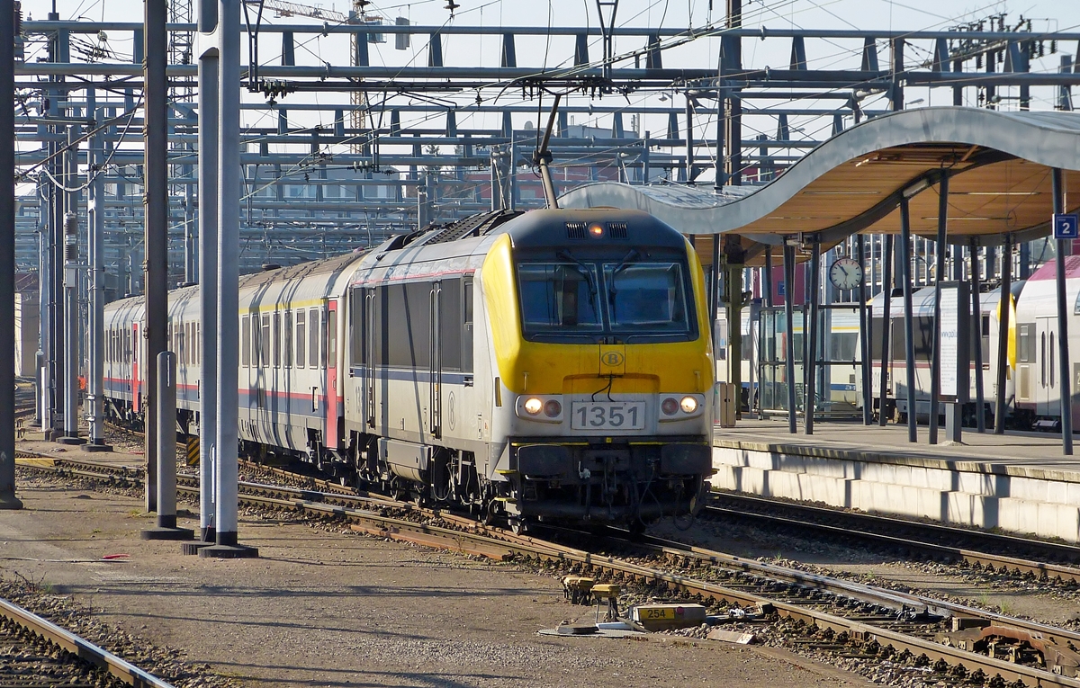 . HLE 1351 is haunling the EXP 91  Vauban  Bruxelles Midi - Basel into the station of Luxembourg on March 11th, 2014.