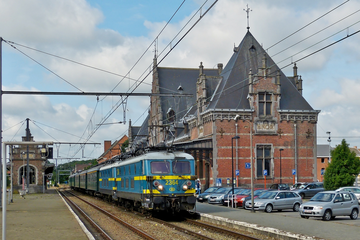 . HLE 2364 and HLE 2365 taken during a photo stop in Binche on June 23rd, 2012.