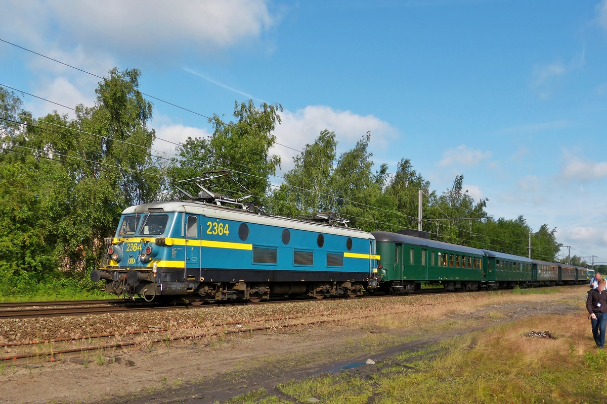 . HLE 2364 photographed with its special train  Adieu Srie 23  near Familleureux on June 23rd, 2012.