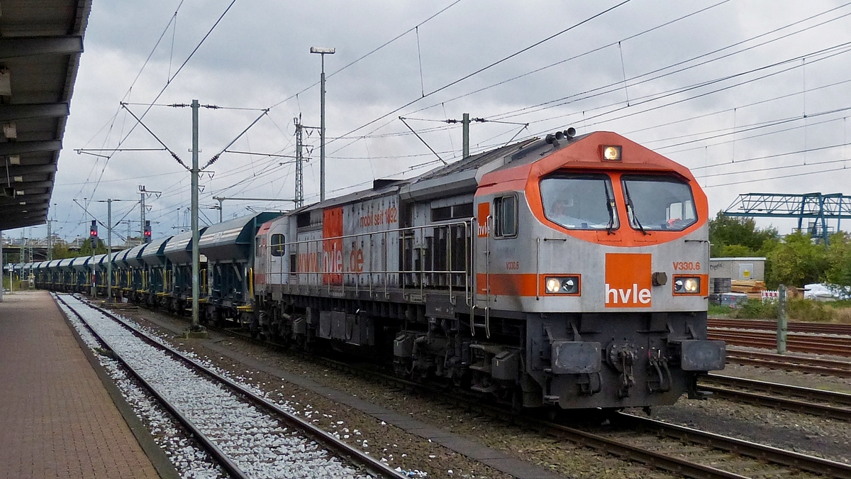 . HVLE V330.6 [250 003-1 (92 80 1250 003-1D-HLVE)] is entering into the main station of Emden on October 7th, 2014.