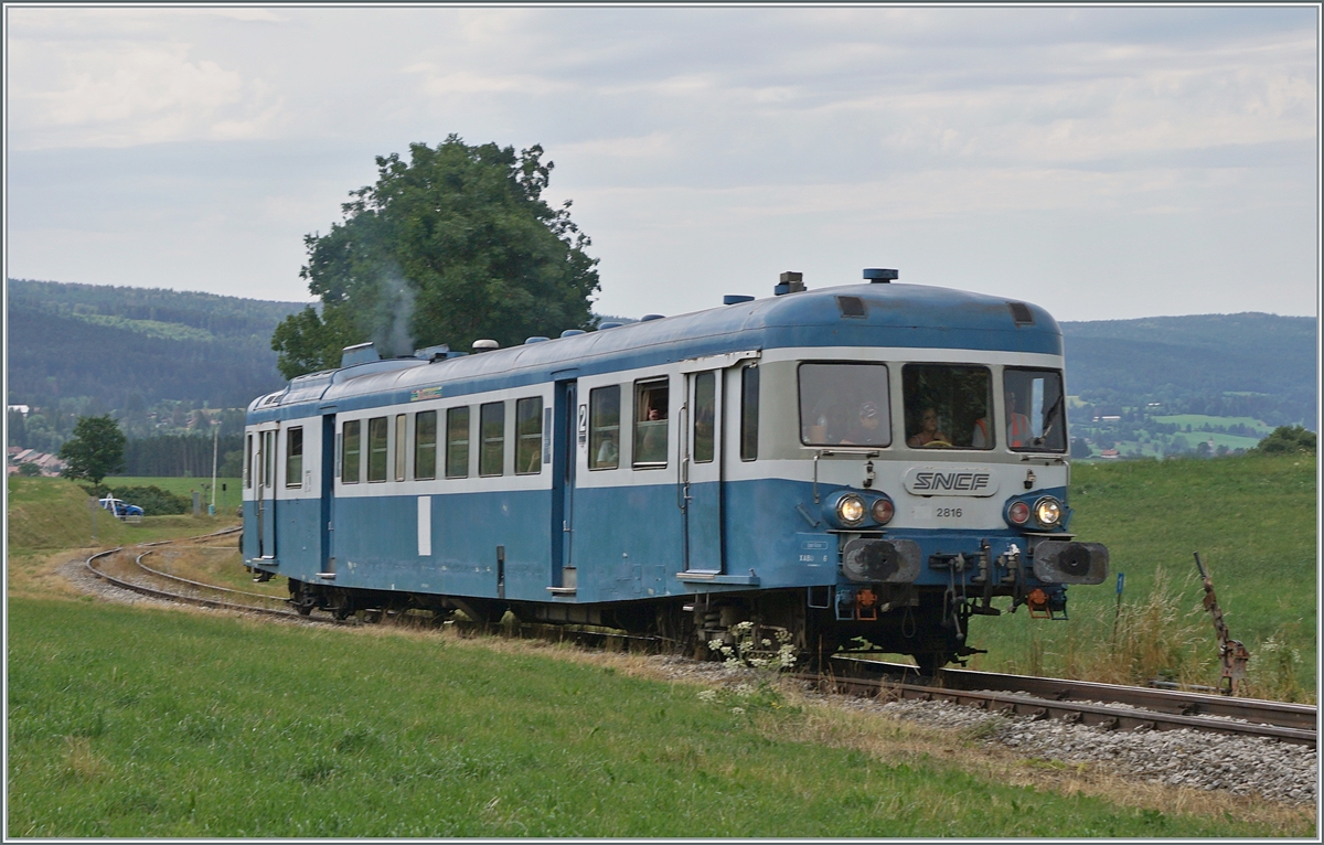 ... It will probably take some time in the country again before I can enjoy seeing an X 2800 again; I'm sure I was completely wrong about that! Just over a year later I had the chance to experience the ; Although I thought I would see Coni'Fer's own X 2426, the X 2816 from the  Association l'autorail X2800 du Haut-Doubs  came in very handy. The X 2426 mentioned is still in the works, but you can already look forward to this beautiful railcar. The picture shows the It is likely to be the first X 2800 to be used on this route.

July 15, 2023