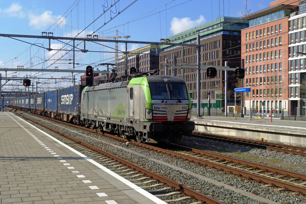  Just a short while, the BLS SamSkip intermodal service went from Köln via Venlo and 's-Hertogenbosch to Amsterdam. BLS 475 414 hauls one of the last SamSkips for Amsterdam through 's-Hertogenbosch on 13 April 2019. A few days later, the destination was shifted to Rotterdam Kijfhoek, which ment, that 's-Hertogenbosch no longer is on this train's route.
