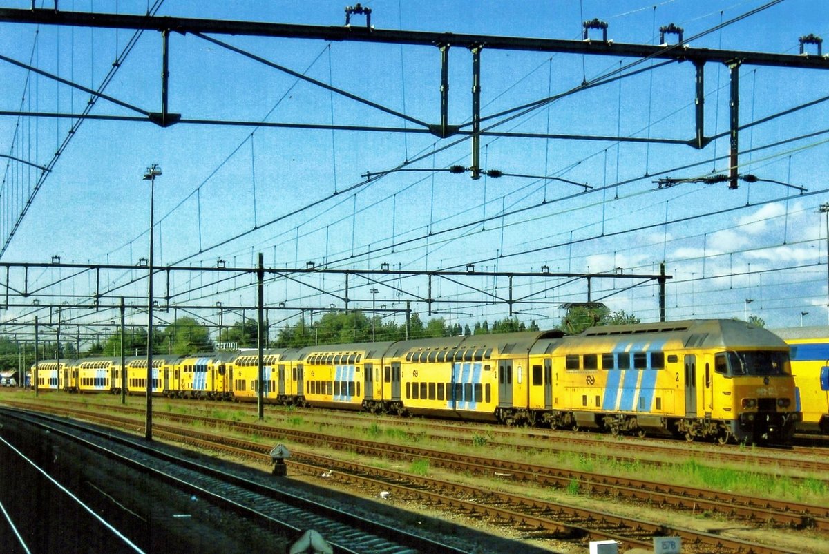  NS 7825 is stabled at Roosendaal on 23 March 2011. Class mDDM 7800 were developed out of the D-AR double deck coaches (three coach numbered in the 7300 series, four coach sets in the 7400 series) that were hauled by a Class 1700 electric locomotive. In 1999 NS ordered fifty EMU motor coaches to replace the Class 1700s on the hauled DD-AR stock, creating EMU Class 7800 and freeing fifty Class 1700s that were cascaded to other duties. From 2006 all Class 7800 were subject to a massive rebuilding programme, resulting in the DDZ/NID intercity EMUs of Classes 7500/7600 -and these are now temporarily out of service.