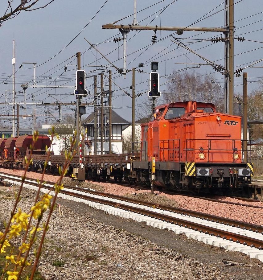 . RTS 203 501-2 is running through the station of Mersch on April 8th, 2015.