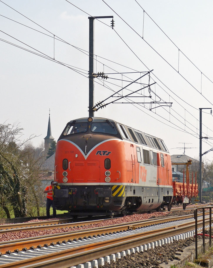 . RTS 221 105-0 pictured near Rollingen/Mersch on April 8th, 2015.