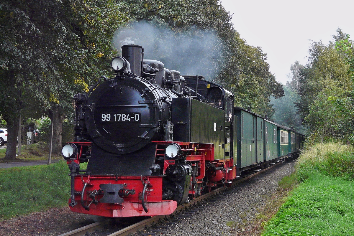 . RBB 99 1784-0 is hauling its train into the station of Binz on September 22nd, 2011.