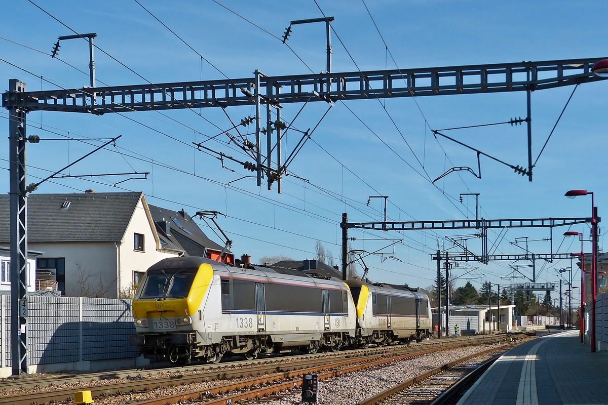 . SNCB HLE 1338 and CFL 3016 are running through Noertzange on February 24th, 2014.
