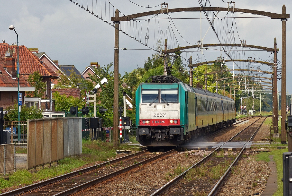 . SNCB HLE 2833 is hauling the IC Benelux Amsterdam Centraal - Bruxelles Midi through the station of Zevenbergen on September 4th, 2015.