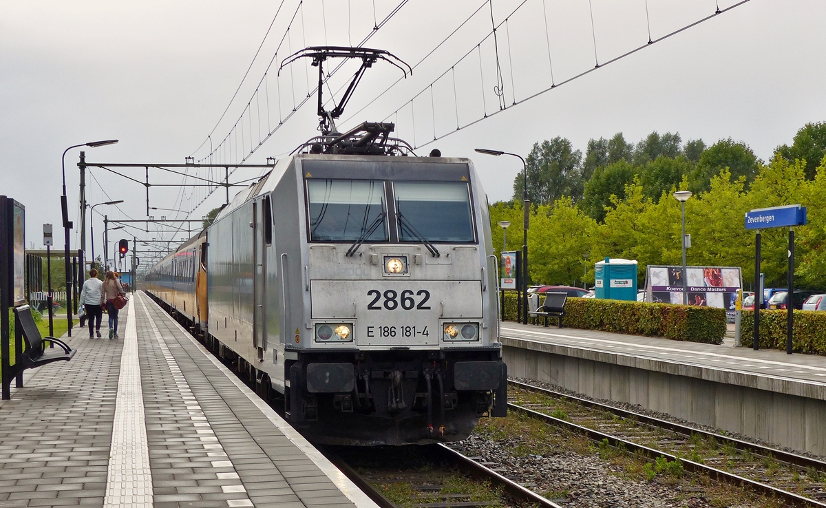 . SNCB HLE 2862 is running with IC Benelux Bruxelles Midi - Amsterdam Centraal through the station of Zevenbergen on September 4th, 2015.