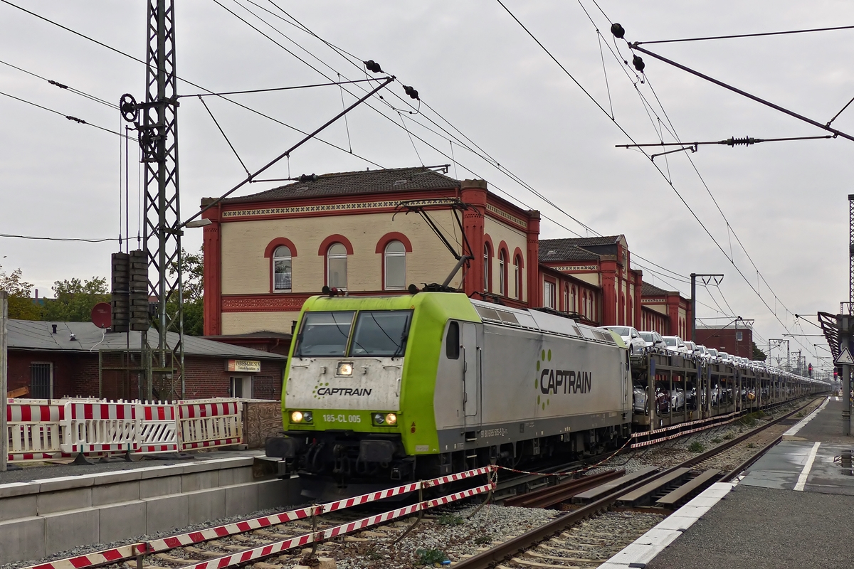 . The Captrain 185-CL 005 is hauling a freight train through the main station of Leer (Ostfriesland) on October 7th, 2014.