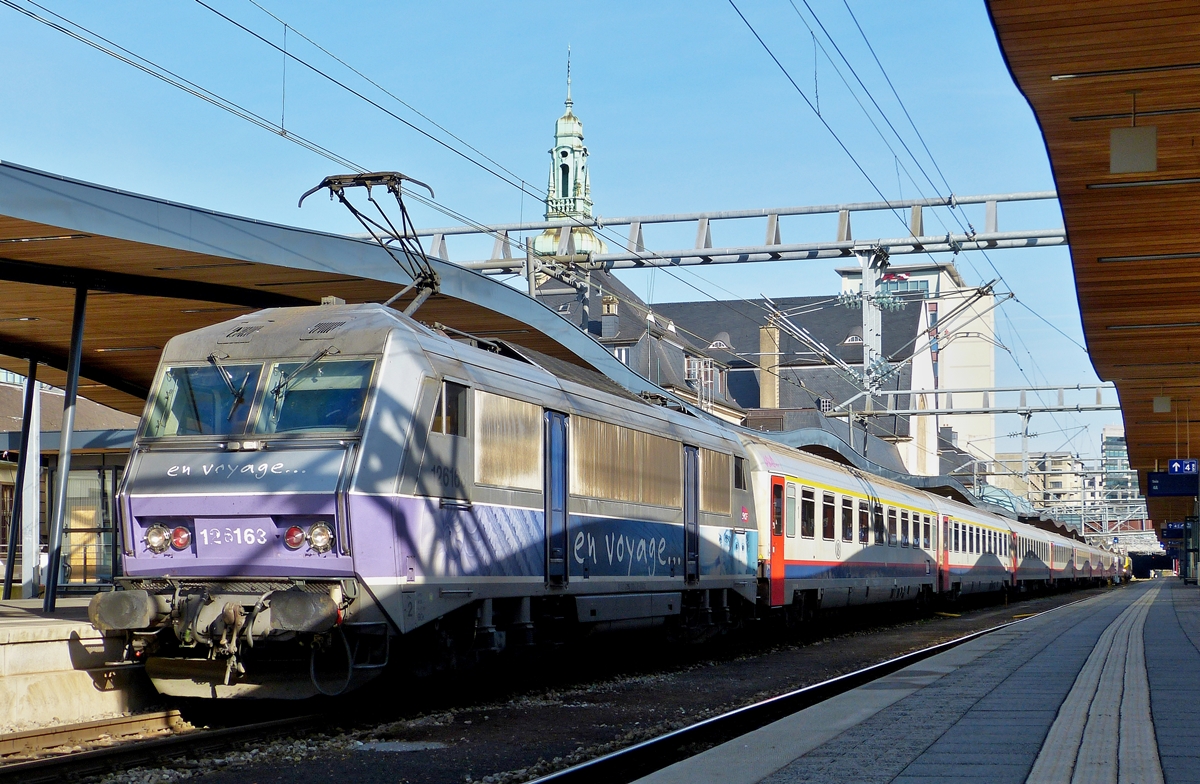 . The EXP 91  Vauban  Bruxelles Midi - Basel headed by SNCF BB 26163 in Luxembourg City on February 24th, 2014.
