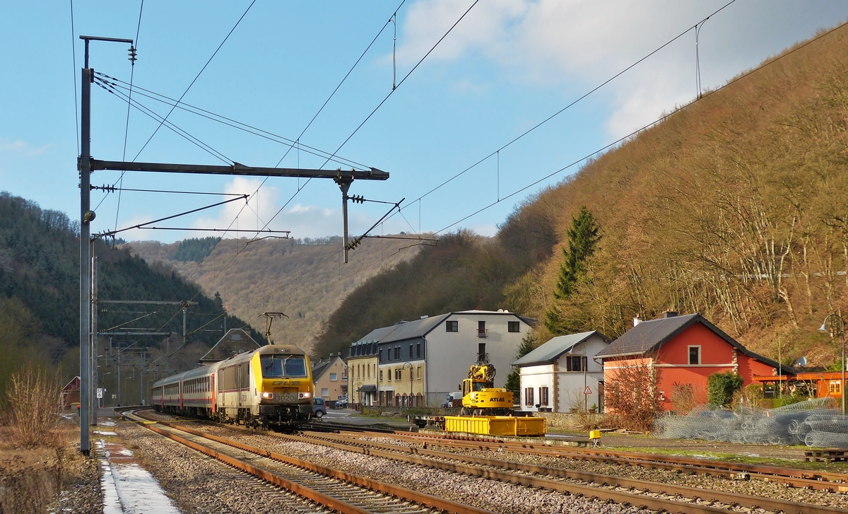 . The IC 112 Liers - Luxembourg City is running through the station of Goebelsmhle on January 20th, 2015.