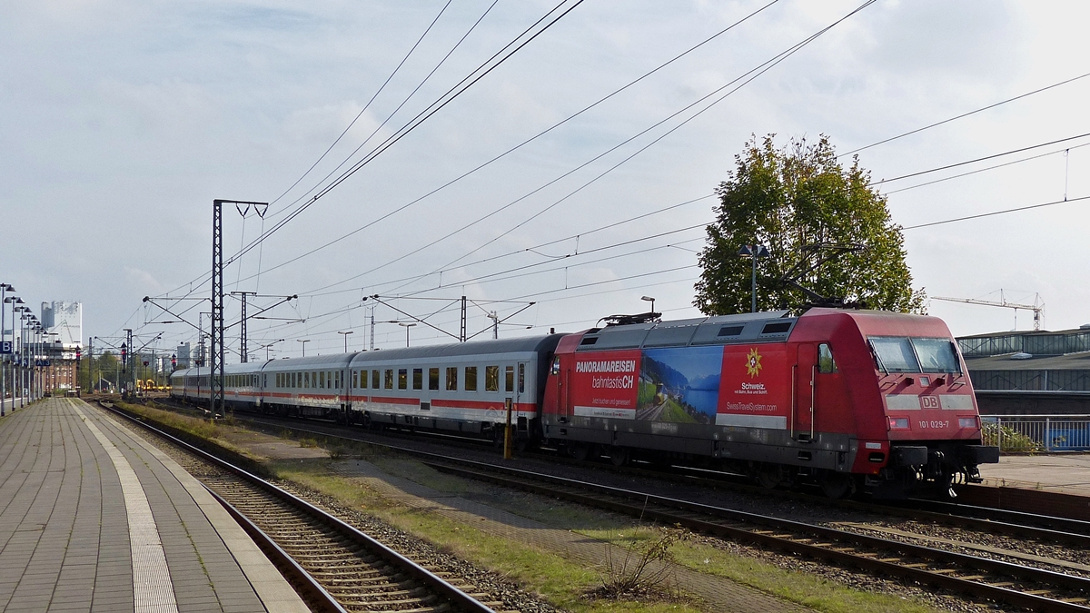 . The IC 2431 Norddeich Mole - Magdeburg Hbf is leaving the main station of Oldenburg (Oldb) on October 11th, 2014.