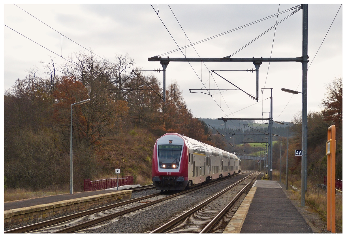 . The IR 3710 Luxembourg City - Troisvierges is arriving in Wilwerwiltz on December 2nd, 2013.