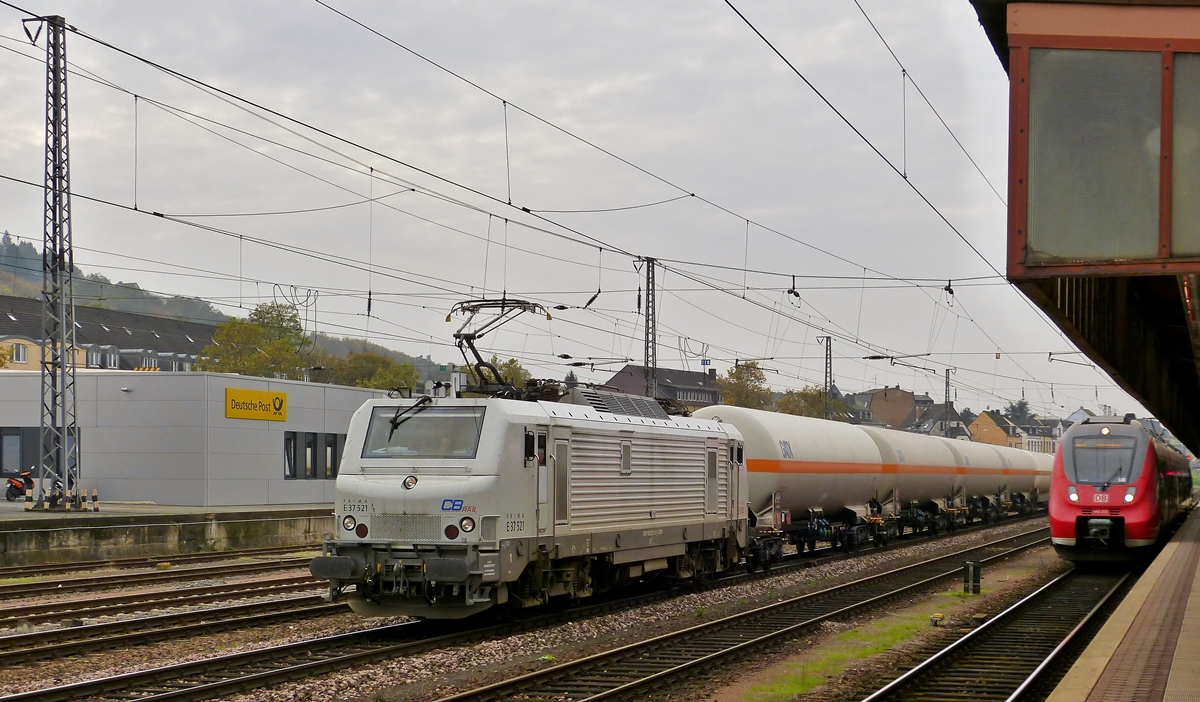 . The Macquarie European Rail (former CBRail s..r.l) E 37 521 is hauling a goods traim through the main station of Trier on October 31st, 2014.