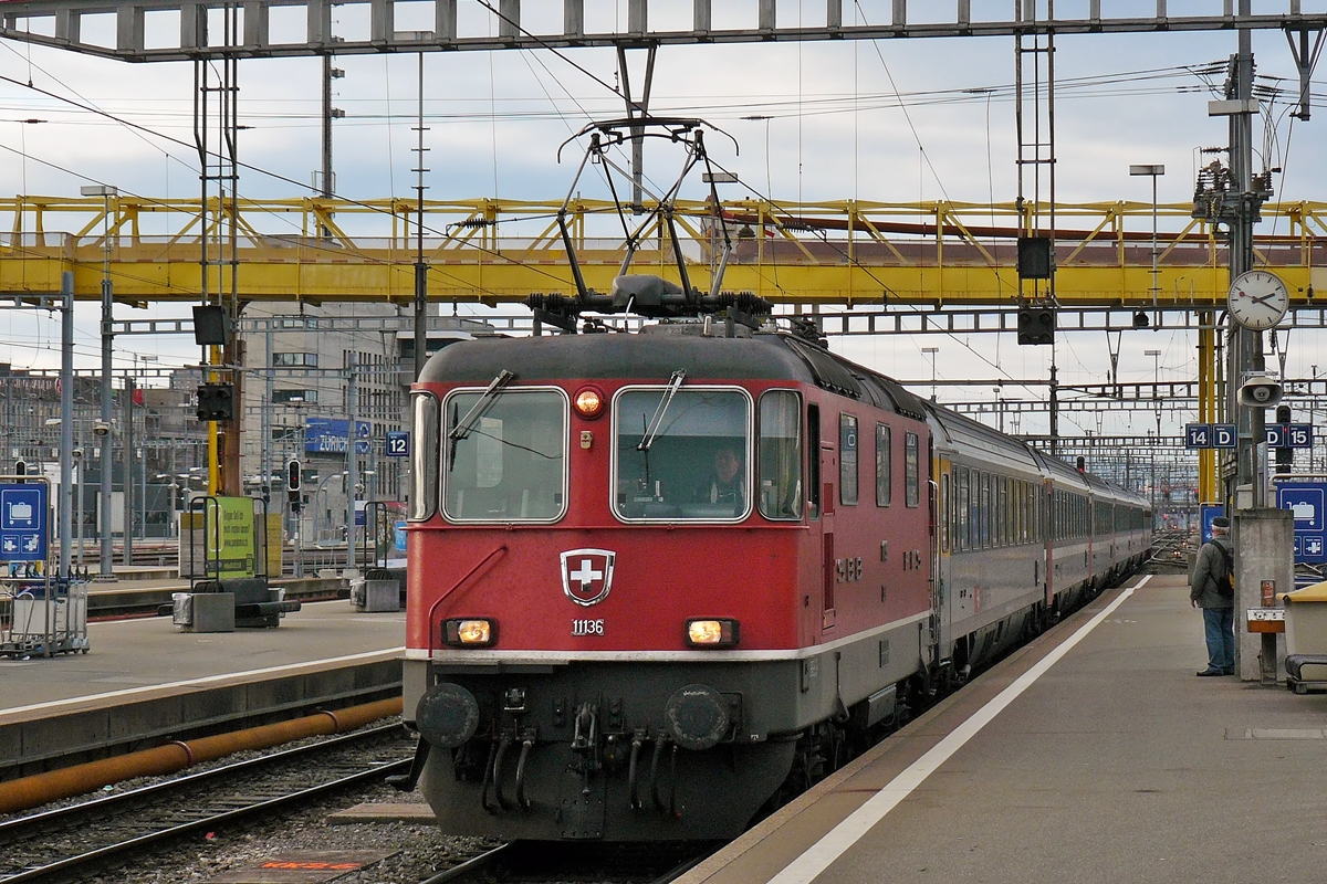 . The Re 4/4 II 11136 is hauling its train into the main station of Zrich on December 27th, 2009.