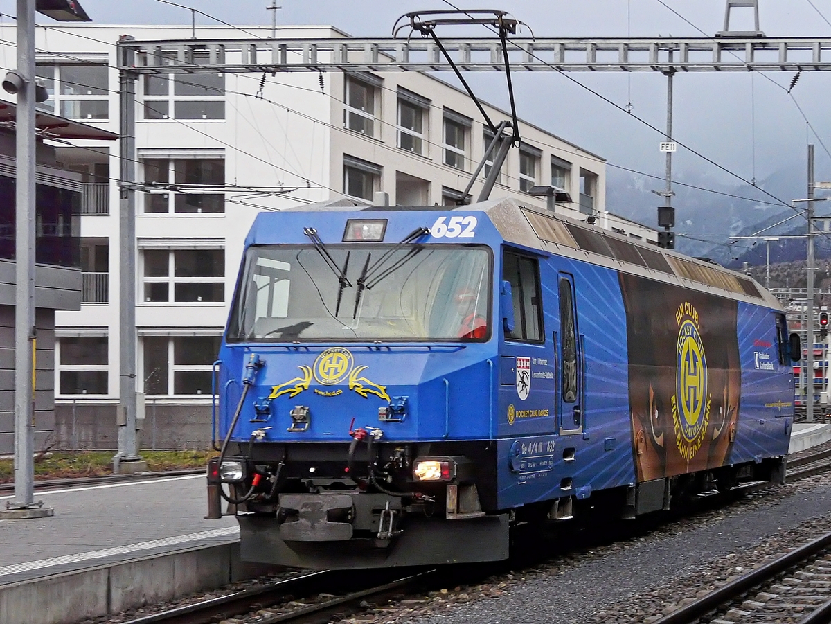 . The RhB Ge 4/4 III 652 is entering into the station of Chur on December 25th, 2009.