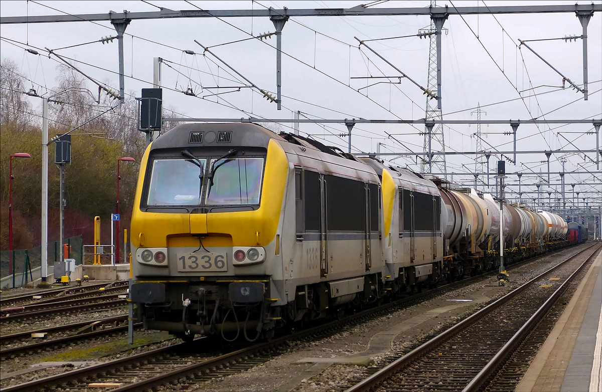 . The SNCB HLE 1336 and 1349 in front of a goods train in Rodange on January 8th, 2018. 
