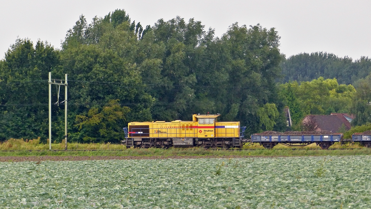 . The Strukton Rail MaK G 1206  DEMI  (92 84 2275 307-1 NL-SRM) is heading a freight train in Zevenbergen on September 5th, 2015.