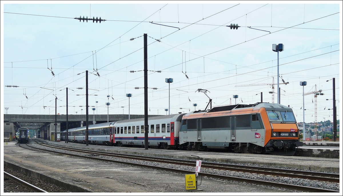 . The Sybic BB 26150 is hauling the EC 91  Vauban  Bruxelles Midi - Chur out of the station of Metz on June 22nd, 2008.