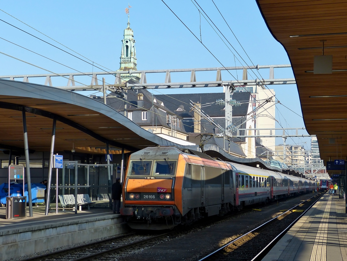 . The Sybic BB 26166 is heading the IC 91 Vauban Bruxelles Midi - Basel in Luxembourg City on January 31st, 2014.