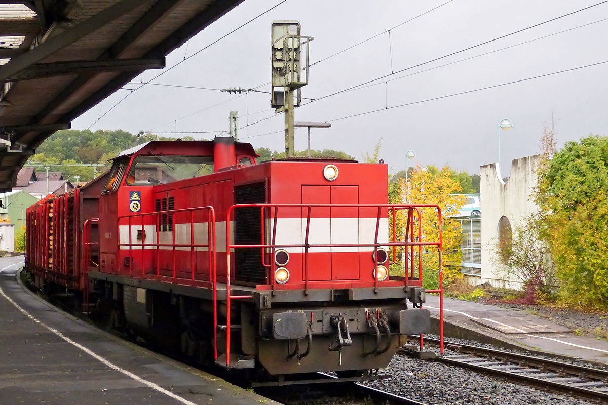 . The Westerwaldbahn (WEBA) N 5 (On Rail DH 1004) is hauling a freight train through Betzdorf (Sieg) on October 12th, 2012.