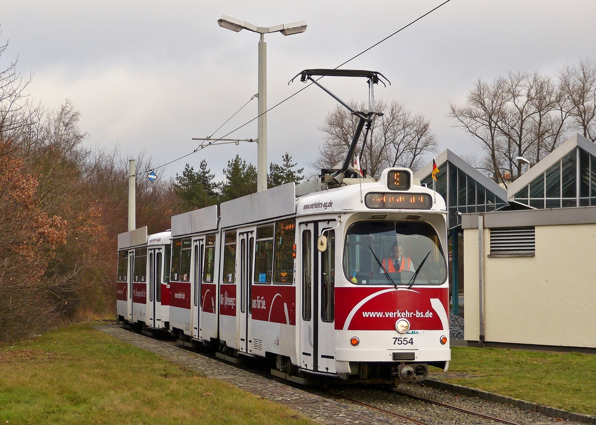 . Tram N 7554 taken at the stop Lincolnsiedlung in Braunscheig on the line M 1 Stckheim - Wenden during the New Year sightseeing tour on January 4th, 2015.