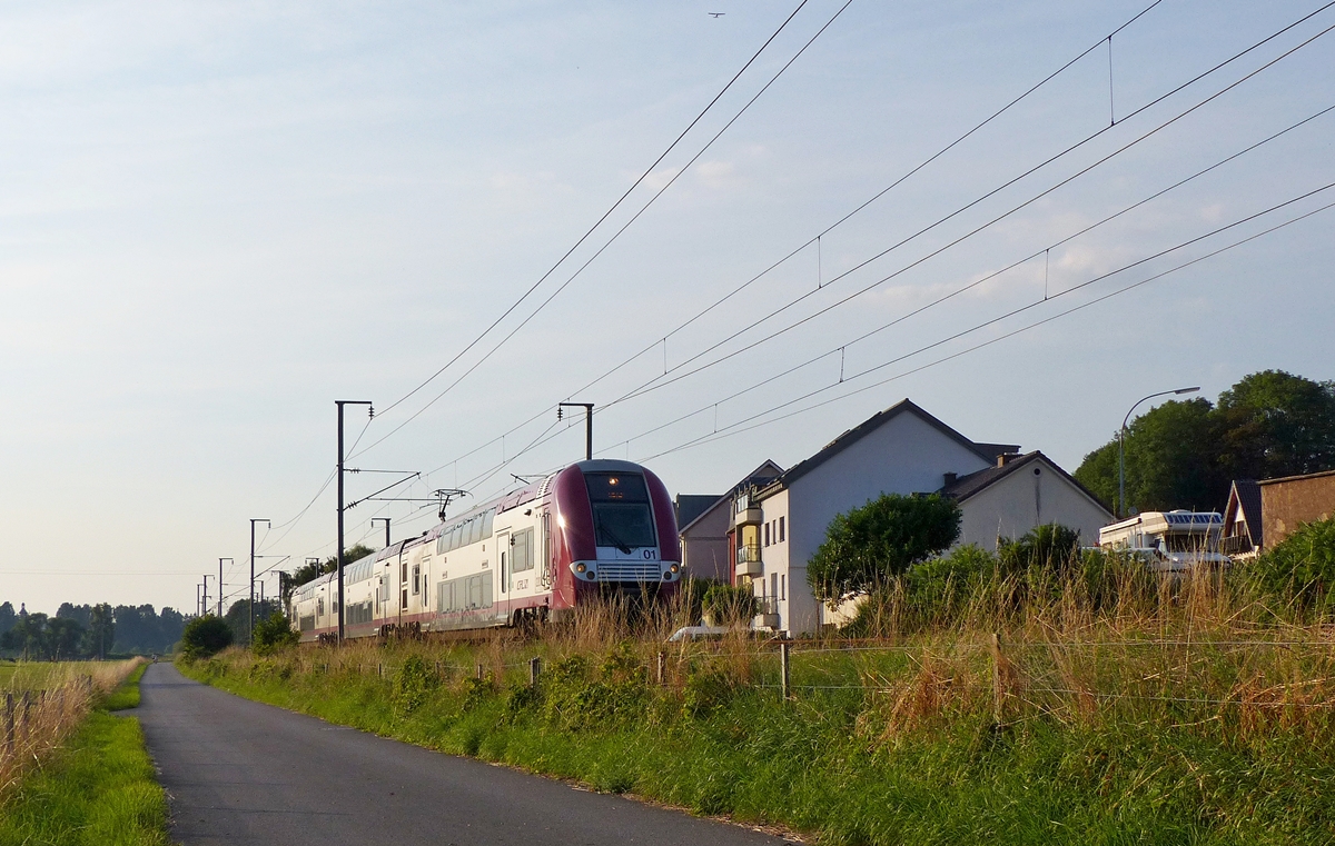 . Z 2201 photographed in Rollingen/Mersch during the last sunrays of August 1st, 2014.