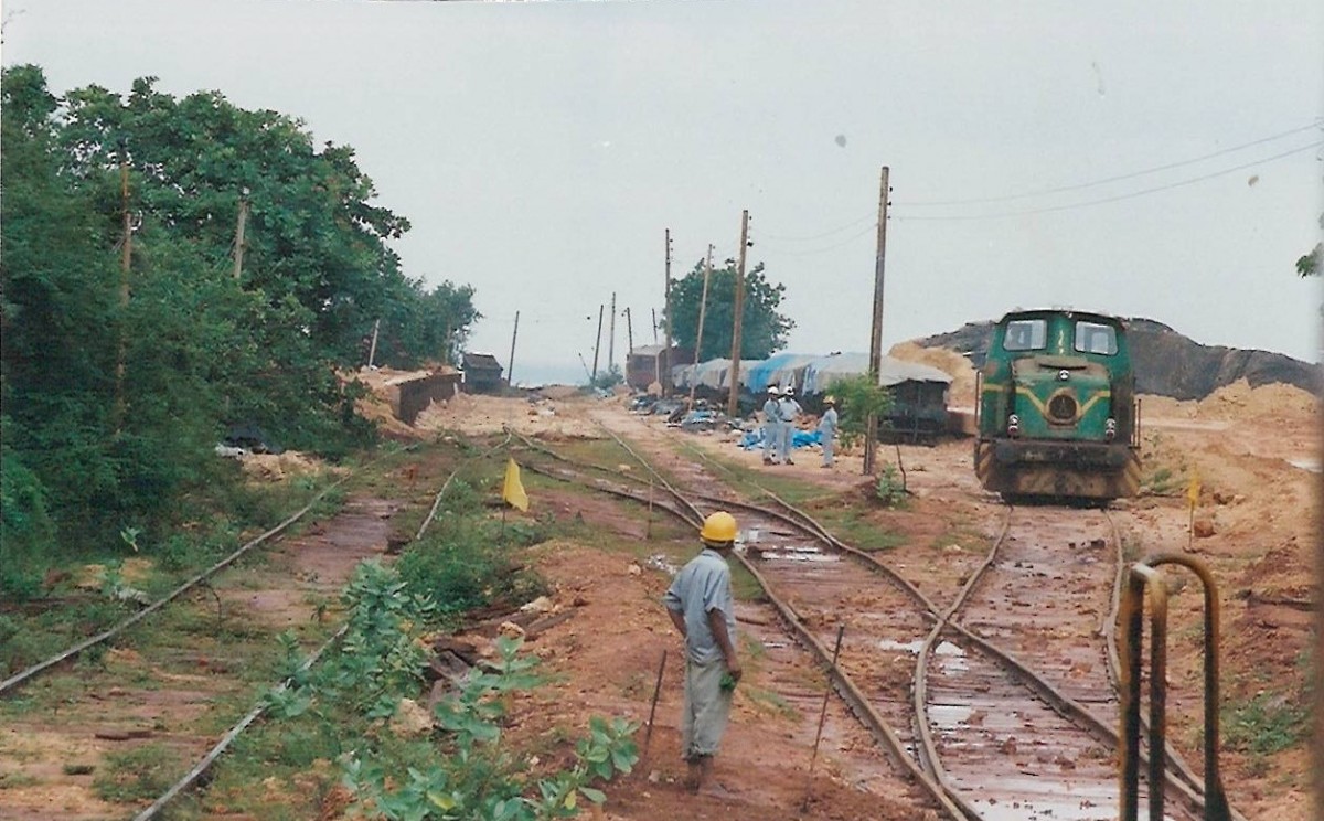 
0-4-0 Deutz shunter in the clay pit yard. 