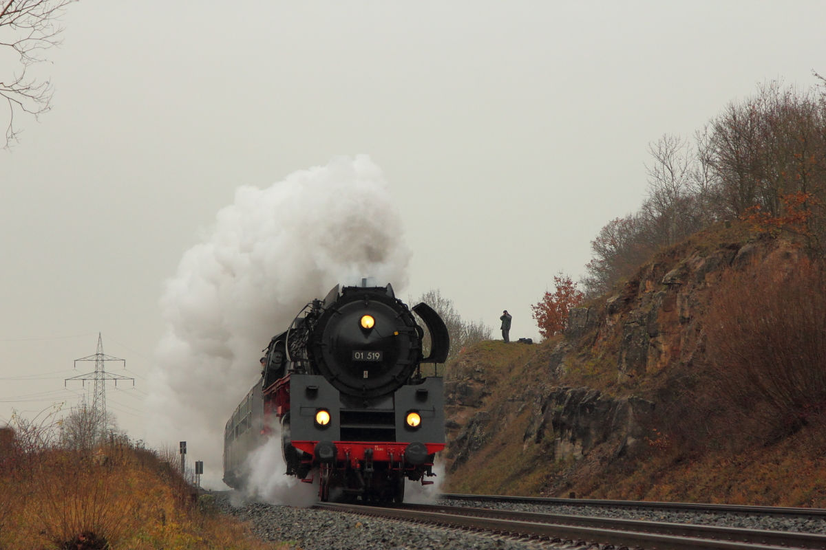 01 519 EFZ near Burgkunstadt on 04/12/2015. Also on the Picture is a colleague that even climbs on the hill for the best picture of the day.