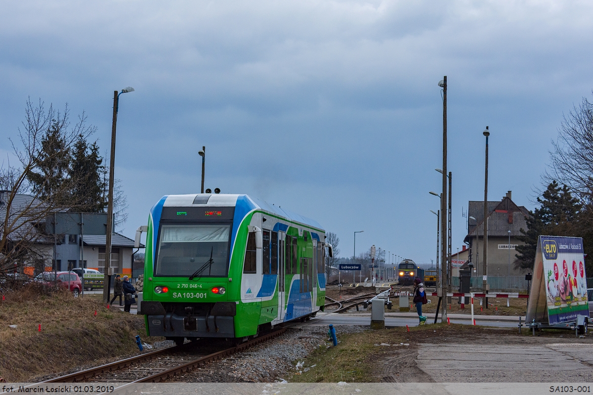 01.03.2019 | Lubaczów - SA103-001 enter the station.