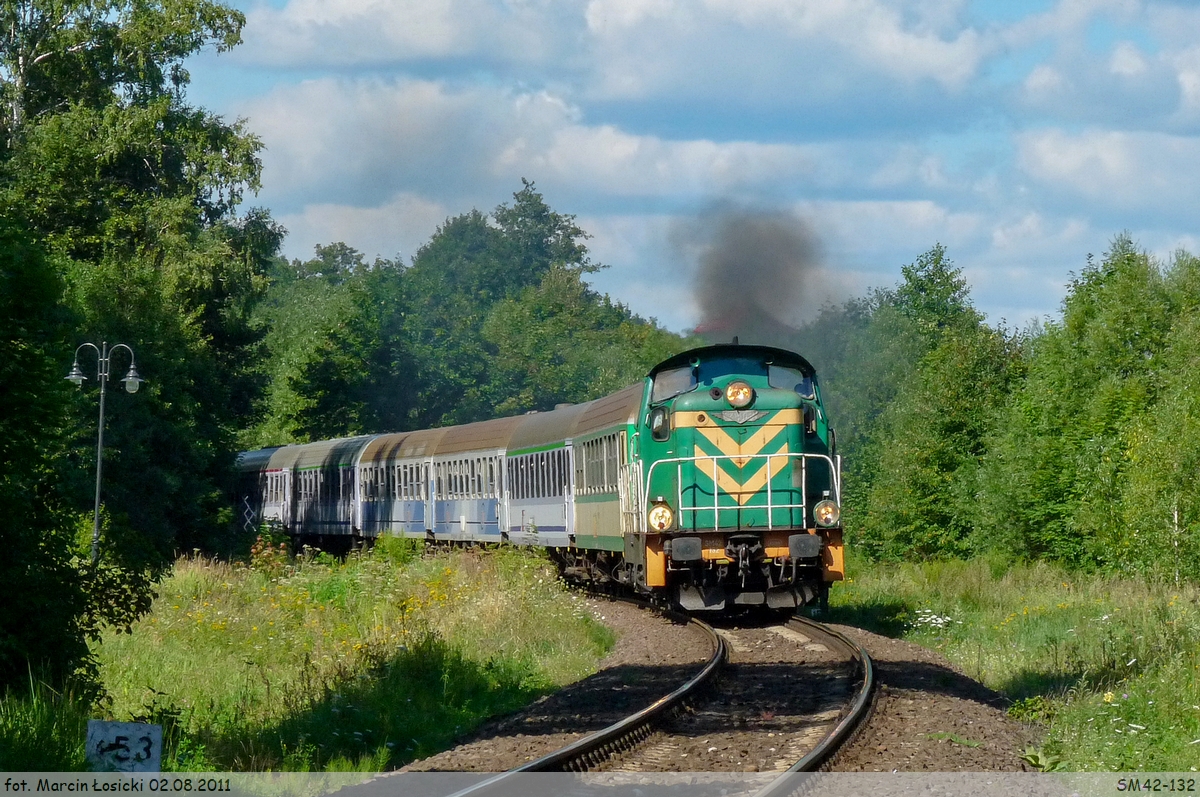 02.08.2011 | Giżycko - SM42-132 (TLK45108 Katowice - Gdynia) left the station, going to Kętrzyn.