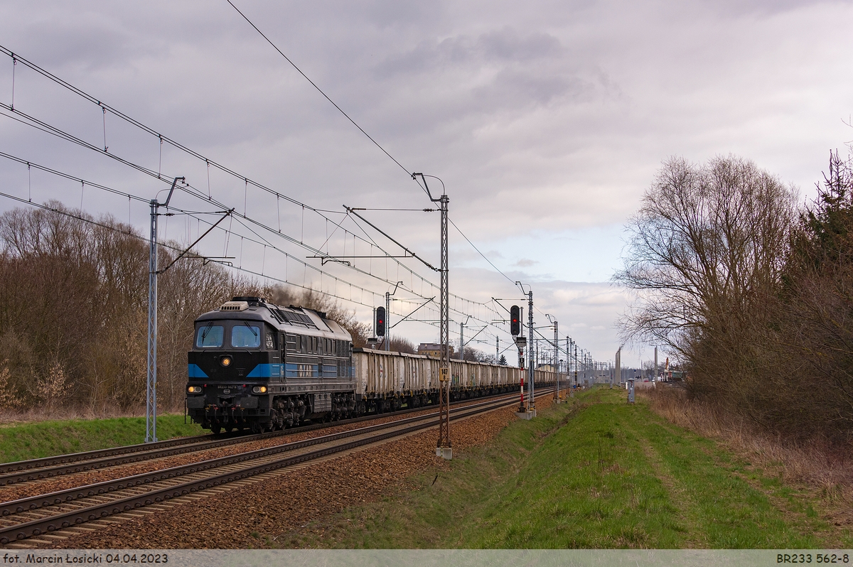 04.04.2023 | Międzyrzec Podlaski - BR233 562-8 left the station, is heading towards Łuków.