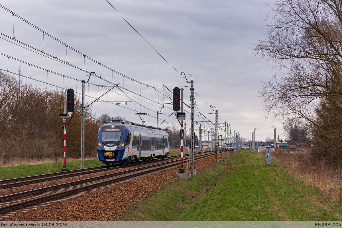 04.04.2023 | Międzyrzec Podlaski, EN98A-005 left the station, going from Terespol to Lublin.