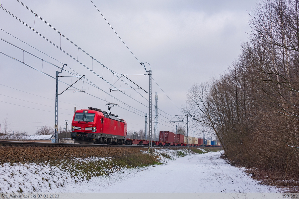 07.03.2023 | Międzyrzec Podlaski - Vectron (193 382) left the station, going to Łuków.