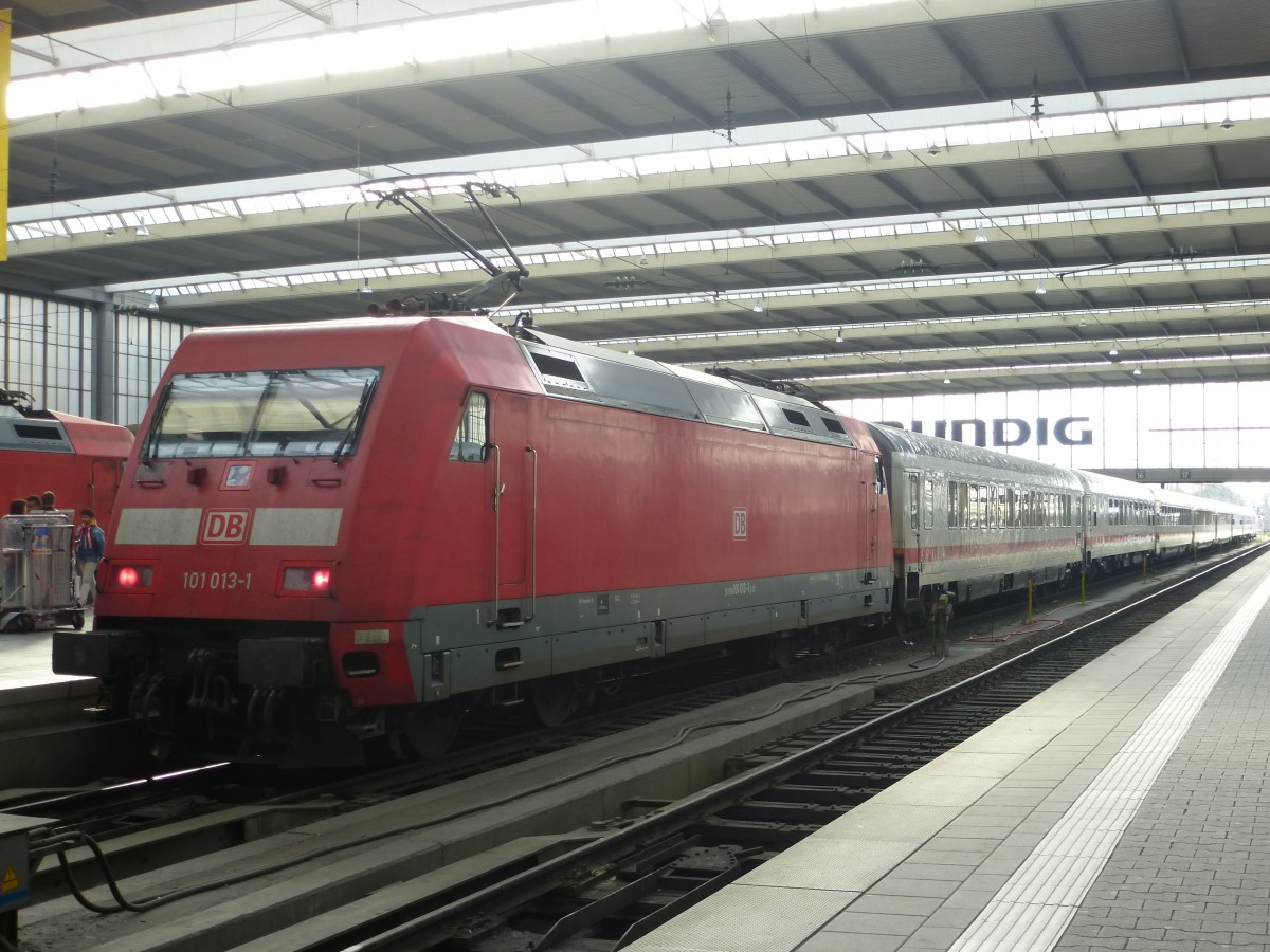 101 013-1 is standing in Munich main station on September 22nd 2013.