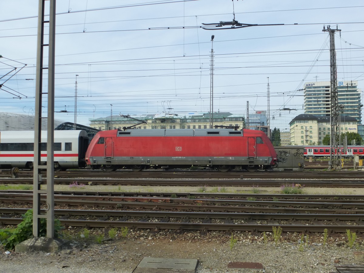 101 126-1 is arriving in Munich main station on September 22nd 2013.