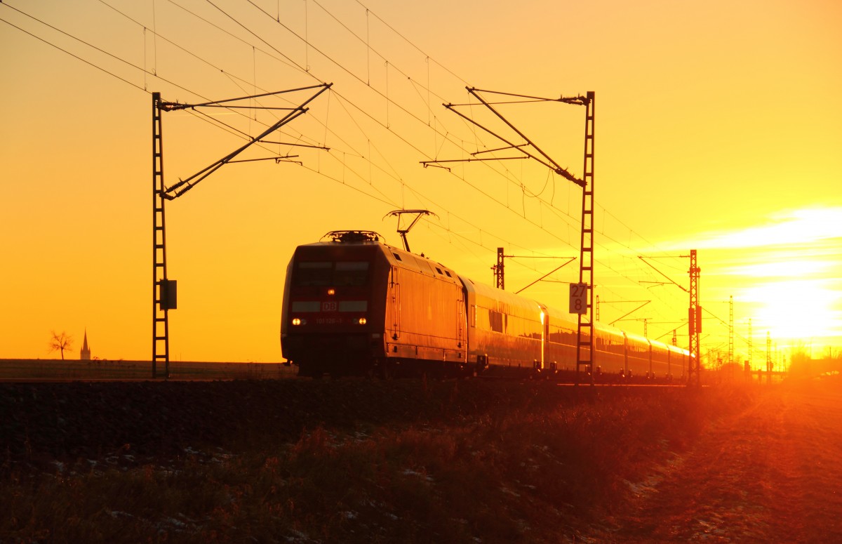 101 126-1 with ICE 1008 near Reundorf moving through the sunset 
05/01/2015.