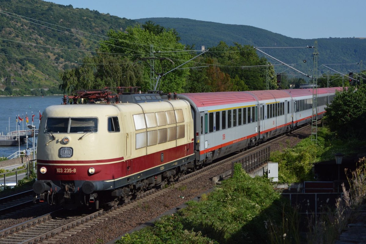 103 235 with IC 118 in Oberwesel on 02.08.2013.