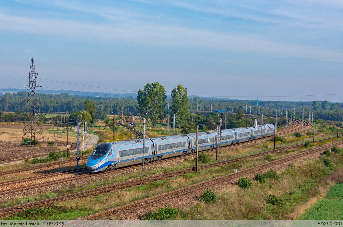 11.09.2019 | Kozłów - ED250-001 left the station, is heading towards Szczekociny.