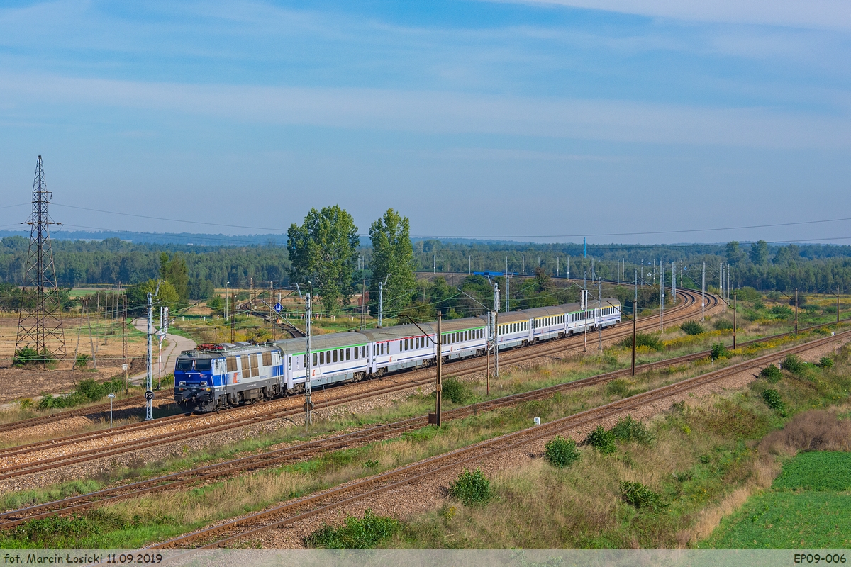 11.09.2019 | Kozłów - EP09-006 enter the station from the side of Szczekociny.